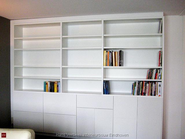 Boekenkast modern dicht.JPG